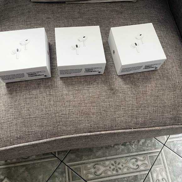 Apple AirPods Pro in White Packaging - Picture 1 of 4